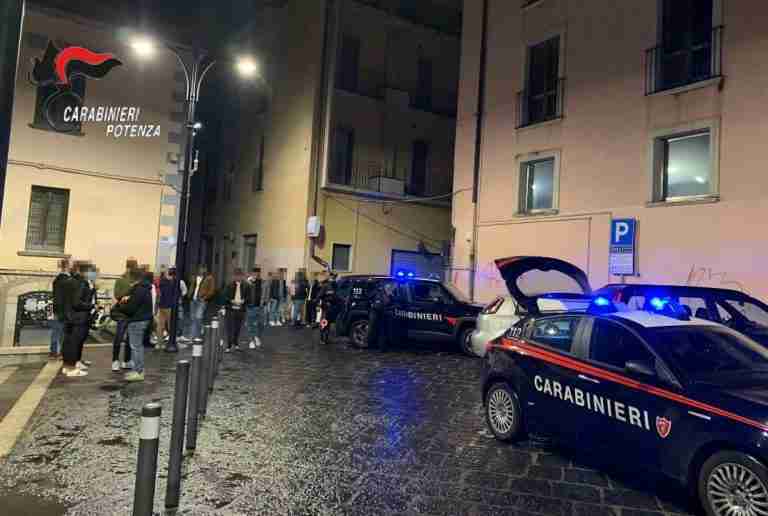 Potenza, in macchina con bussolotti di cocaina: arrestato dai carabinieri