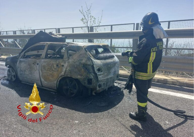 Auto in fiamme in autostrada fra Vietri sul Mare e Salerno. Illeso il conducente