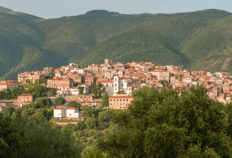 Camerota, cade dal 2° piano di una palazzina: muore 23enne nel giorno del suo compleanno