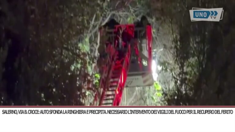 Salerno, incidente in Via Benedetto Croce: auto sfonda la ringhiera e precipita. Necessario l’intervento dei Vigili del Fuoco per il recupero del ferito
